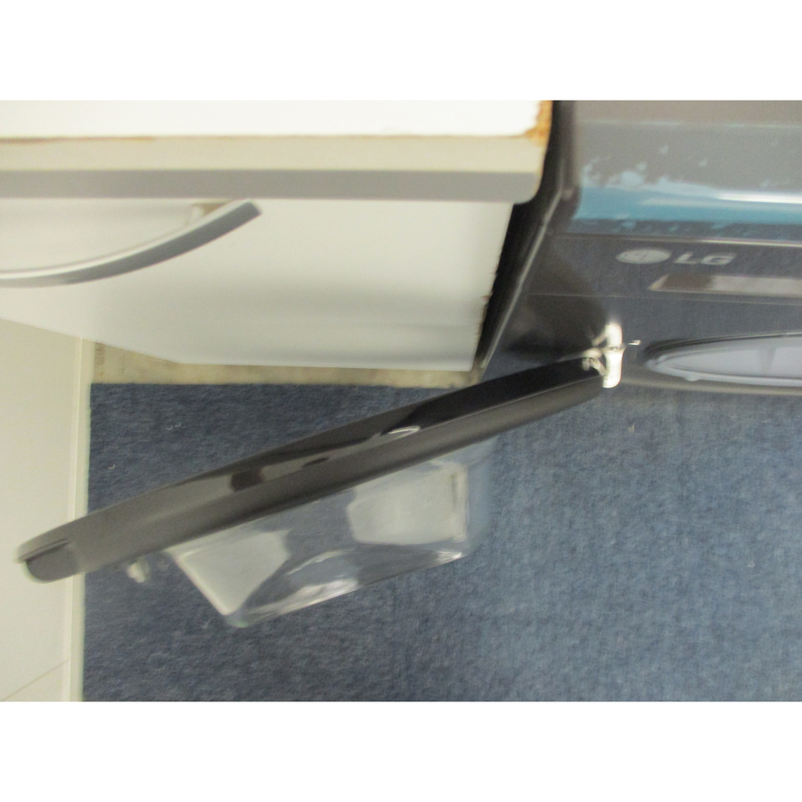 LG F84B15MBS - Angle d'ouverture de la porte