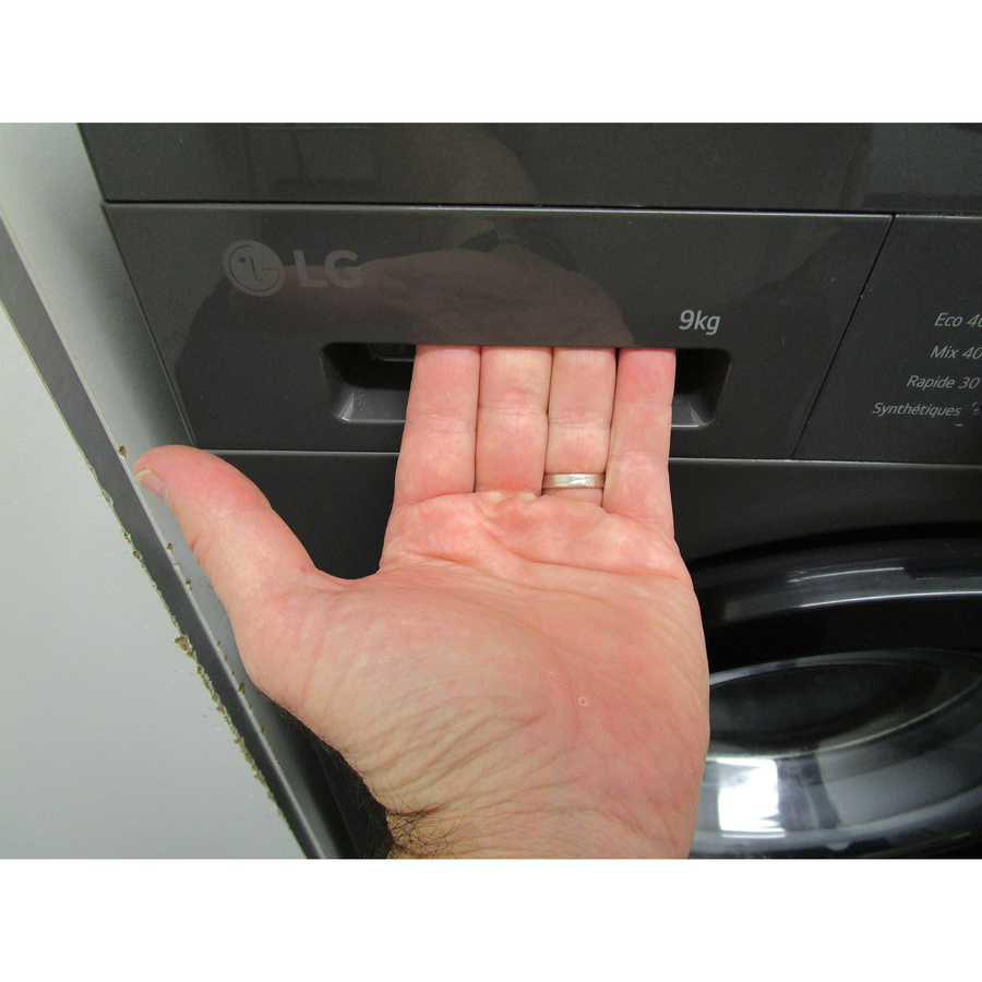 LG F94B15MBS - Ouverture du tiroir à détergents