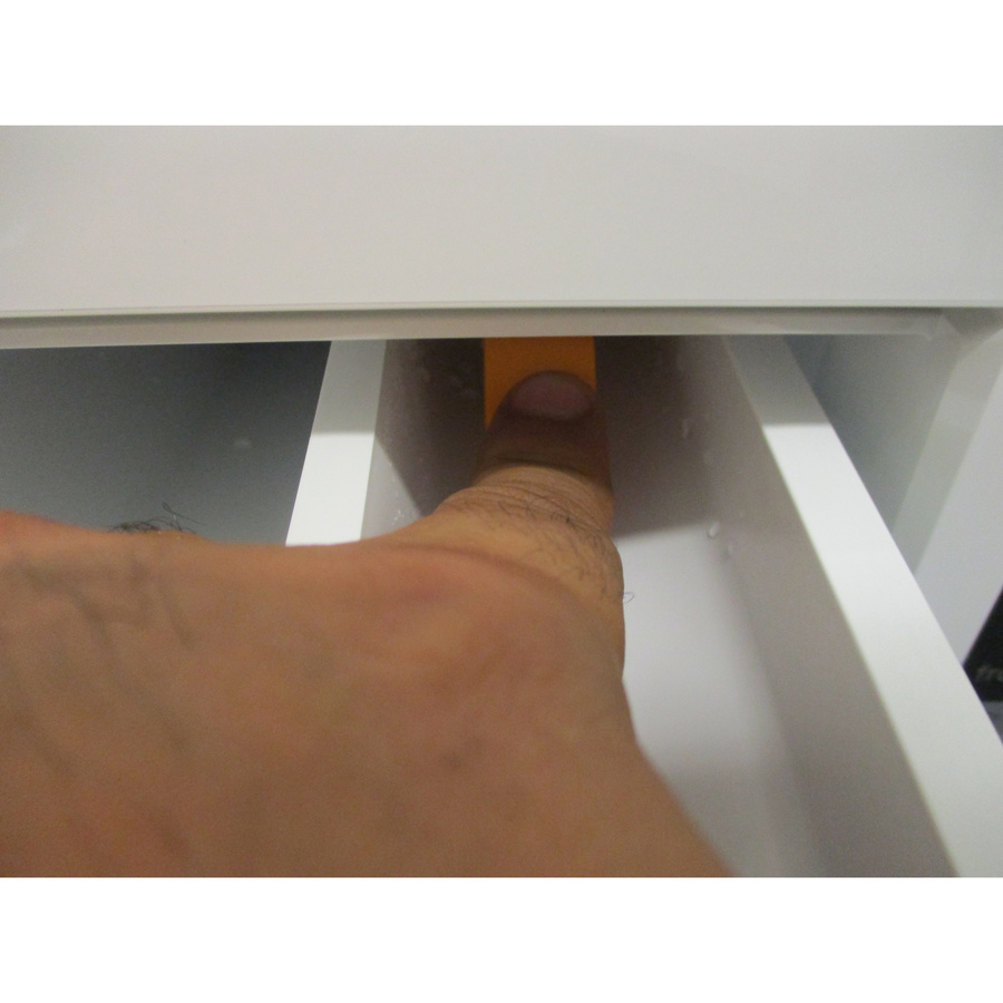 Miele WCA 120 WCS - Bouton de retrait du bac à produits