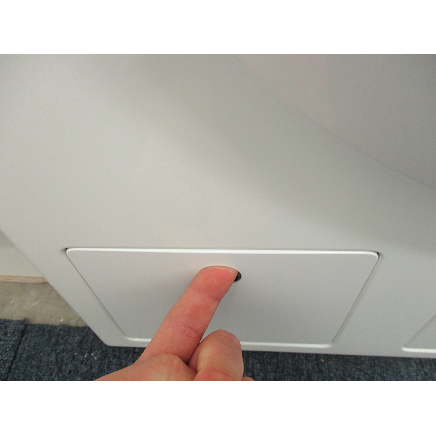 Miele WCD 660 - Ouverture de la trappe du filtre de vidange
