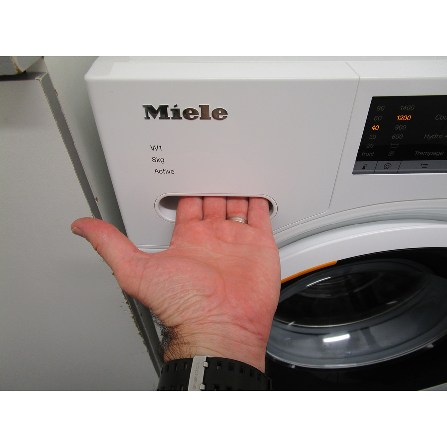 Miele WWA120WCS - Ouverture du tiroir à détergents