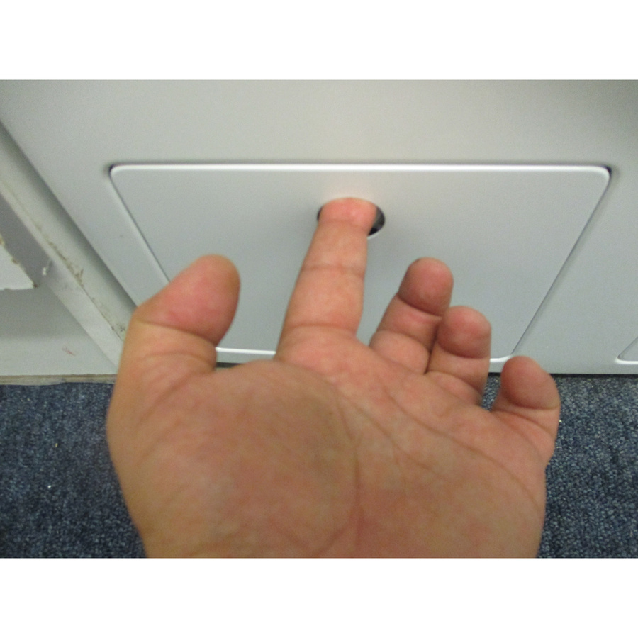 Miele WWG880WCS - Ouverture de la trappe du filtre de vidange