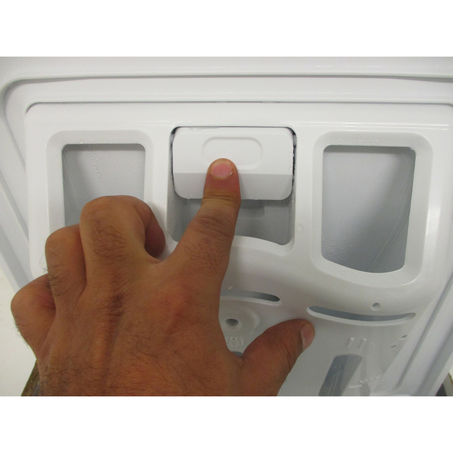 Proline (Darty) PTL6100A - Bouton de retrait du bac à produits