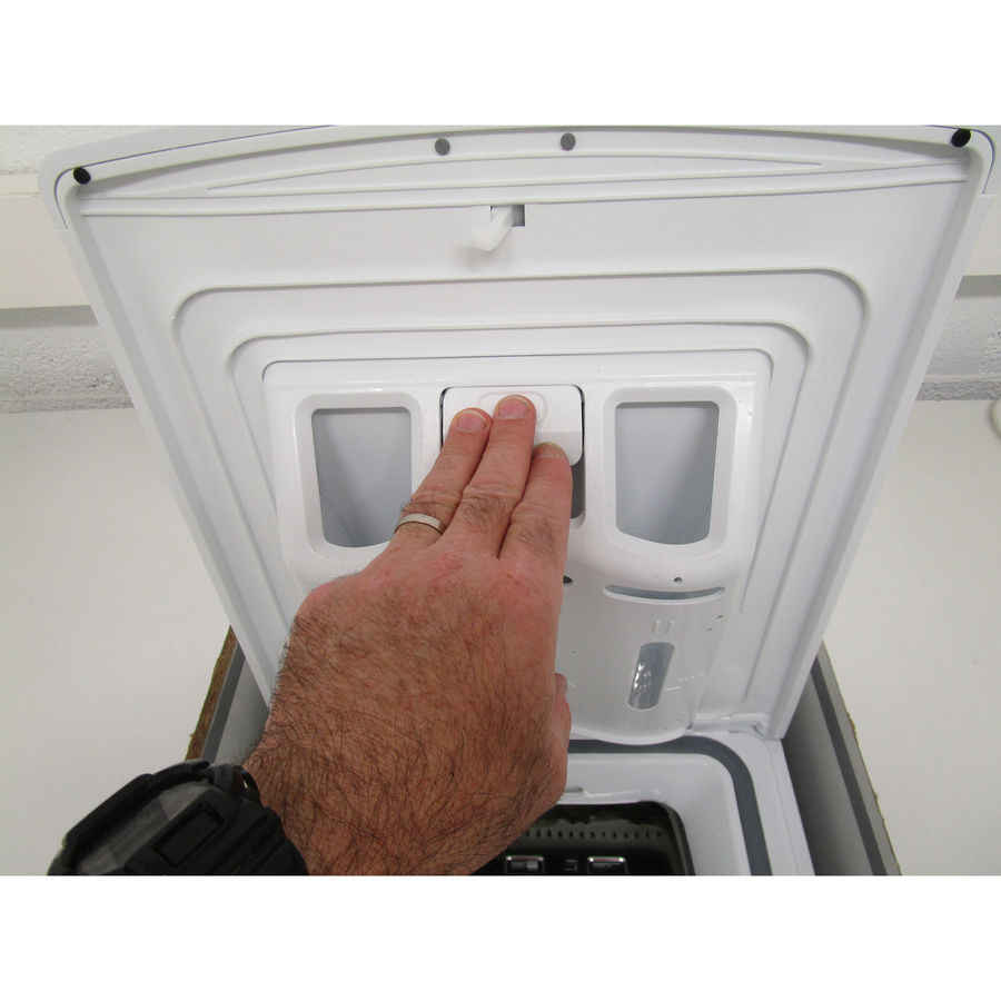 Proline (Darty) PTL6100C - Bouton de retrait du bac à produits