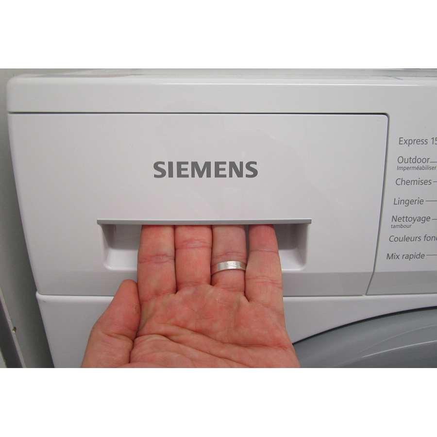 Siemens WM12N209FF - Bouton de retrait du bac à produits