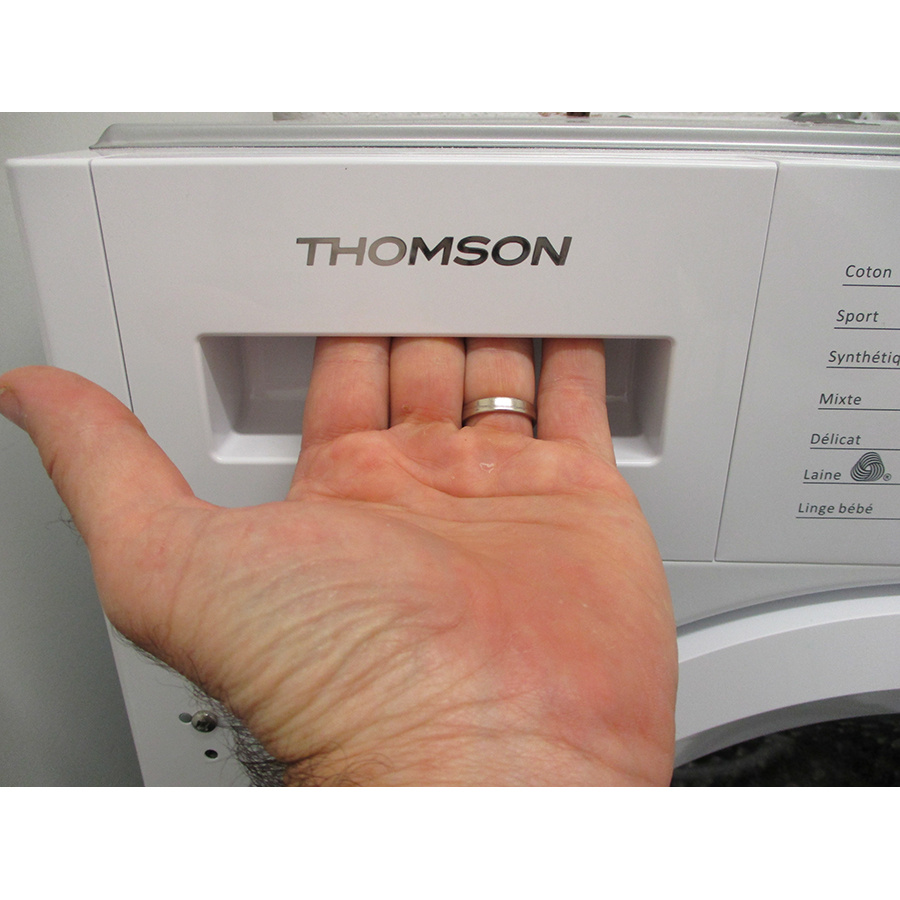 Thomson TWBI6120 - Bouton de retrait du bac à produits