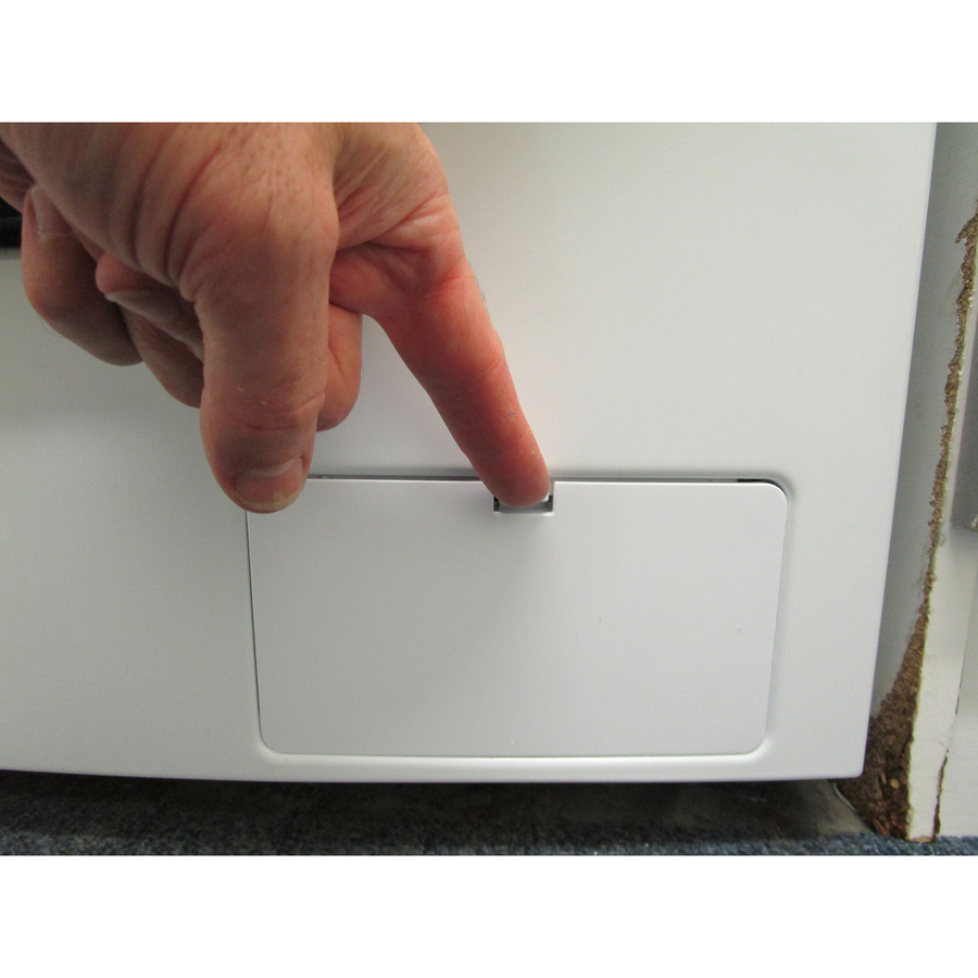 Valberg (Electro Dépôt) WF 714 A-10 W566C2 - Ouverture de la trappe du filtre de vidange