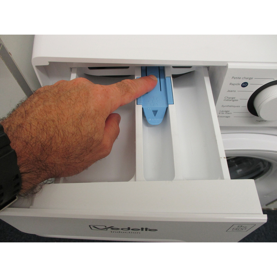 Vedette LFV294QW - Bouton de retrait du bac à produits