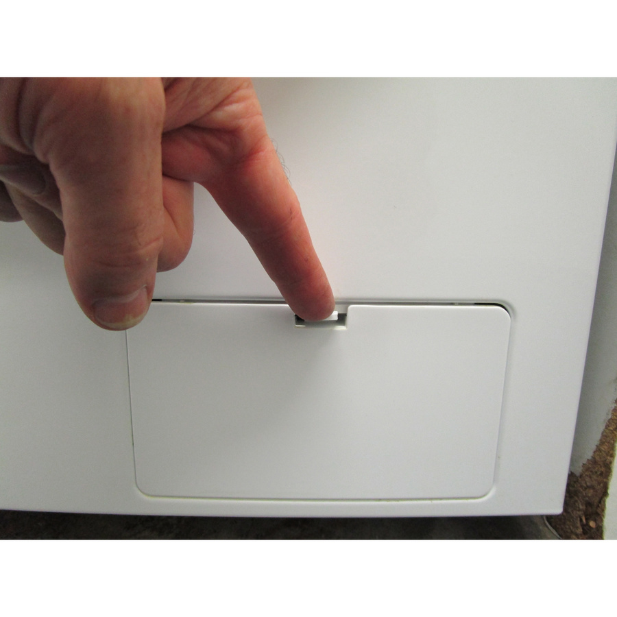 Vedette LFVQ304W - Ouverture de la trappe du filtre de vidange