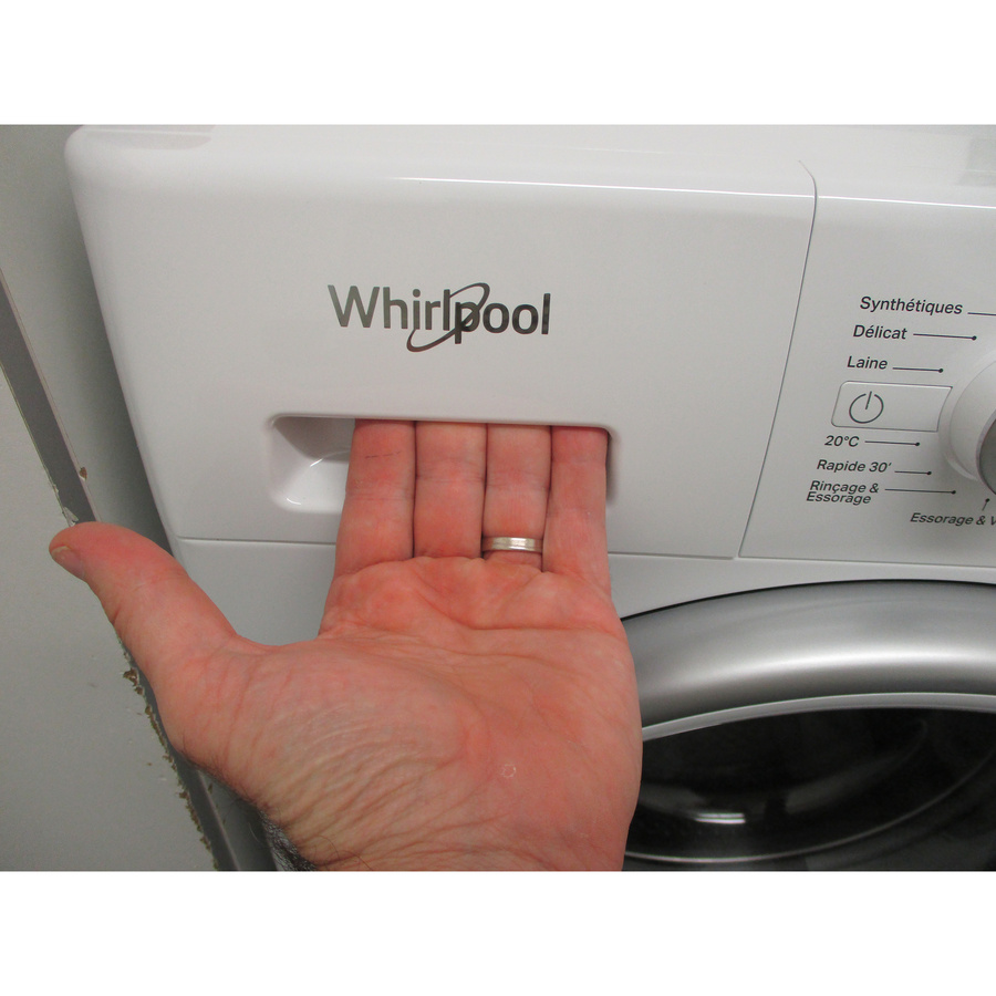 Whirlpool FFB10469SVFR - Ouverture du tiroir à détergents