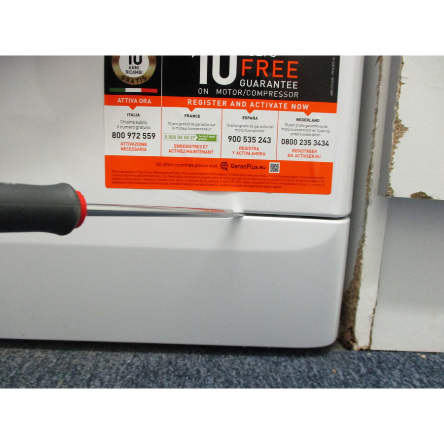 Whirlpool FFB10469SVFR - Outil nécessaire pour accéder au filtre de vidange