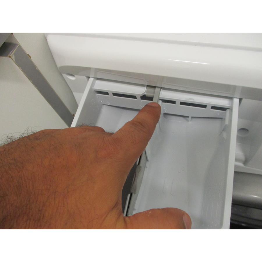 Whirlpool FFBR10489BSVFR - Bouton de retrait du bac à produits