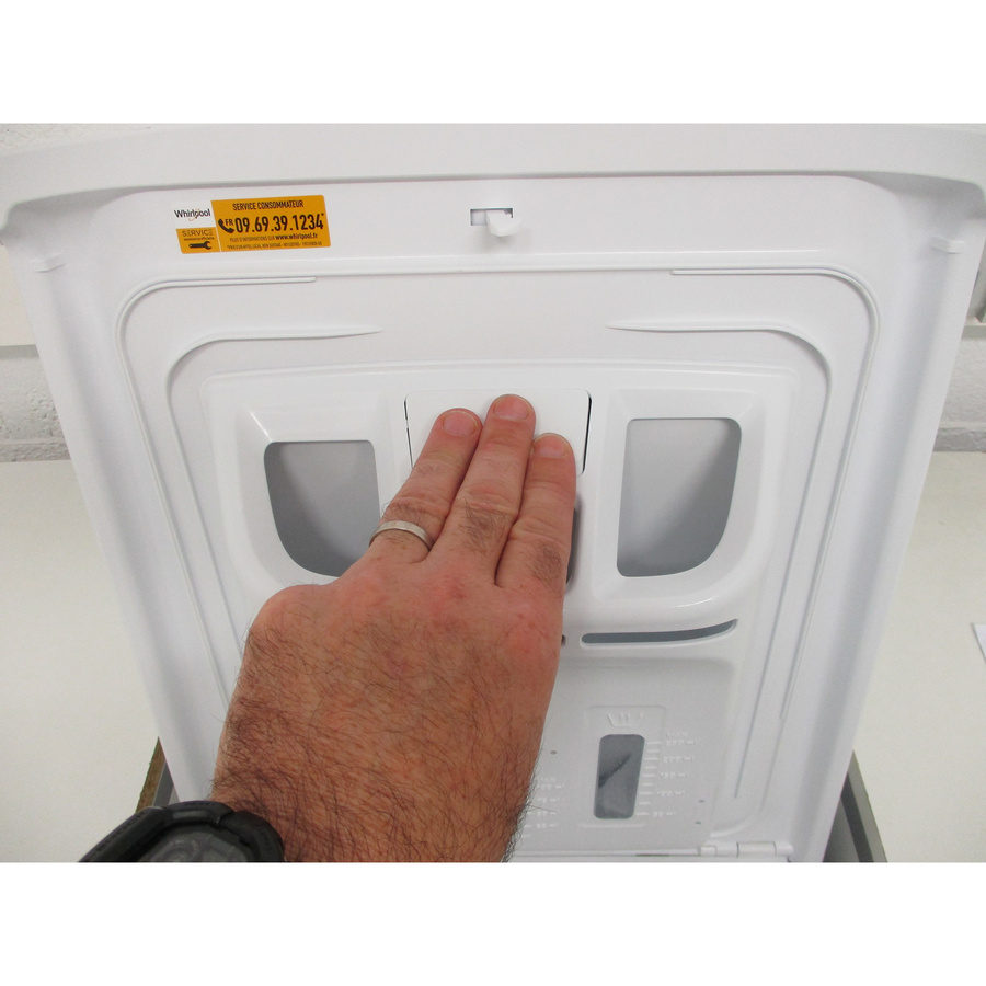 Whirlpool TDLR6248FR/N - Bouton de retrait du bac à produits