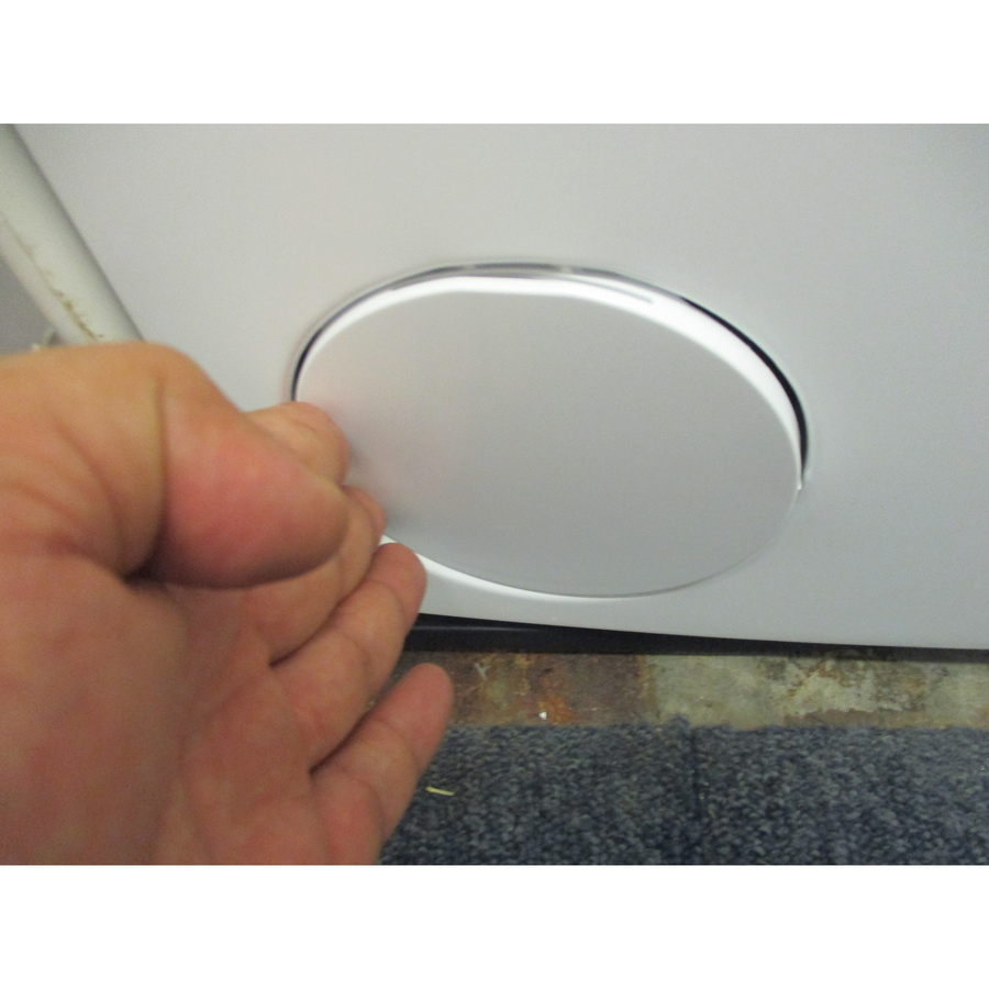 Whirlpool TDLRB65342BSFR - Ouverture de la trappe du filtre de vidange