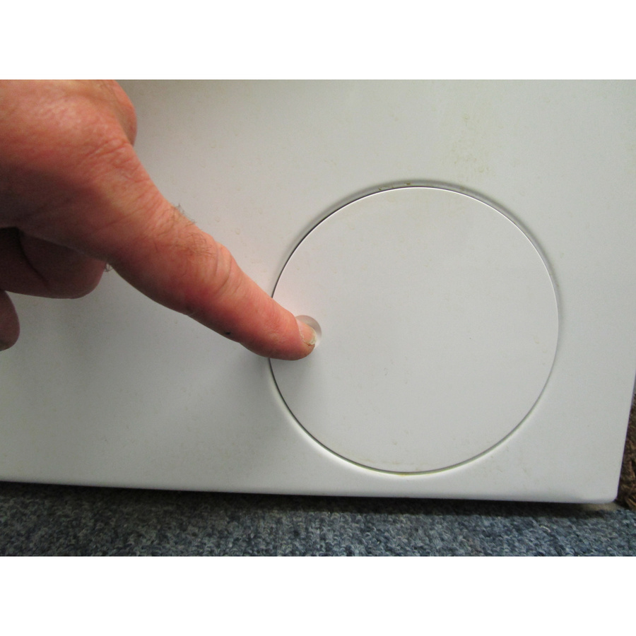 Whirlpool WPM27WADSFR - Ouverture de la trappe du filtre de vidange