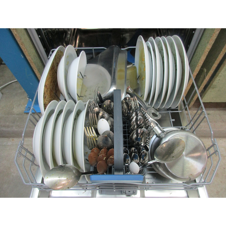 Beko BDIN28470C - Rangement panier inférieur