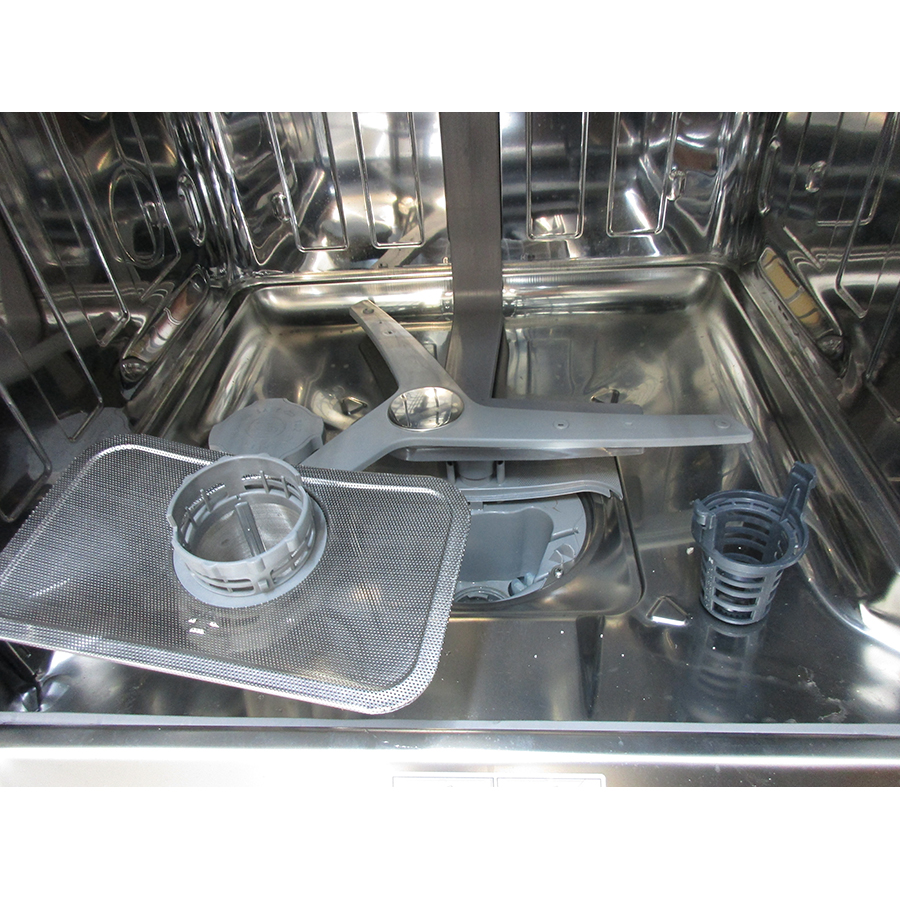 Beko BDIN384D0C - Réservoir à sel et retrait du filtre