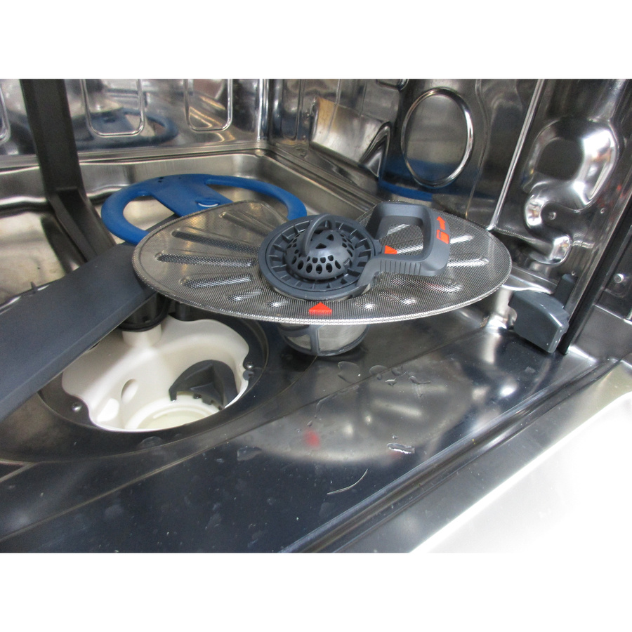 Electrolux EEG68500L - Réservoir à sel et retrait du filtre