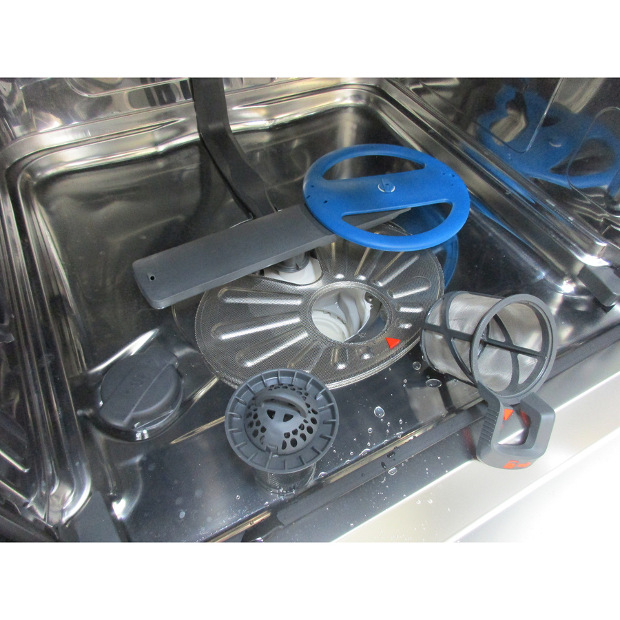 Electrolux EES28400L - Réservoir à sel et retrait du filtre