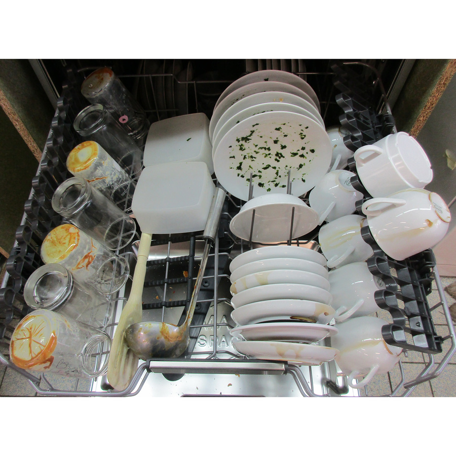 Hotpoint H7IHP40L - Rangement panier supérieur