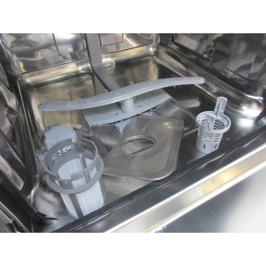 Indesit D2FHD624AS - Réservoir à sel et retrait du filtre