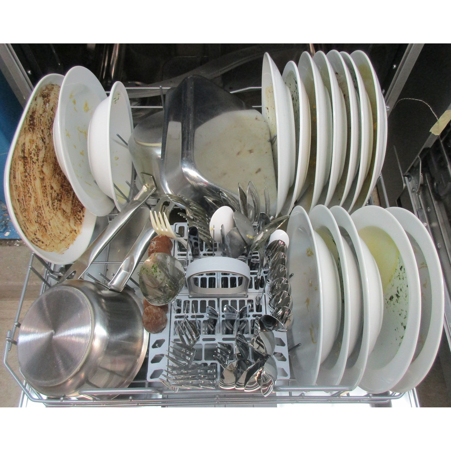 Indesit D2FHD624AS - Rangement panier inférieur