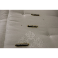 La Compagnie du lit Confort Ensachés - Test d'inflammabilité : trois cigarettes sont allumées et placées sur le matelas