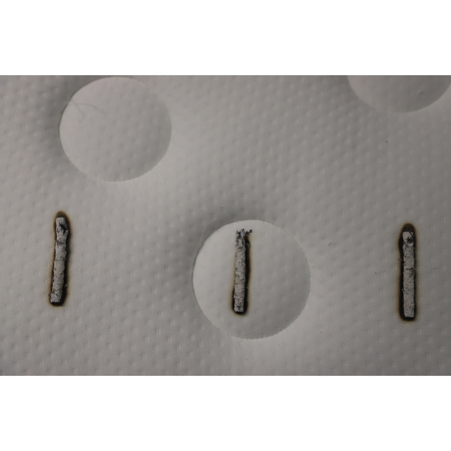 8 heures (Conforama) L'Éblouissant - Test d'inflammabilité : trois cigarettes sont allumées et placées sur le matelas