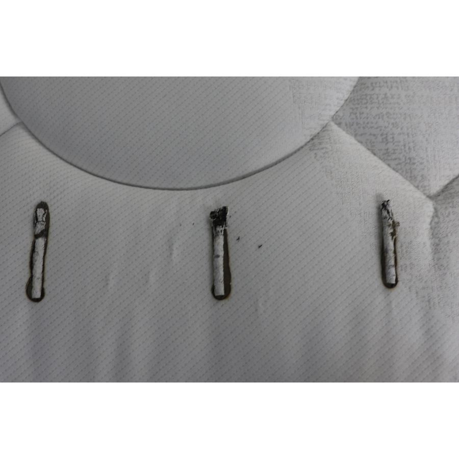 Alinéa Riez - Test d'inflammabilité : trois cigarettes sont allumées et placées sur le matelas