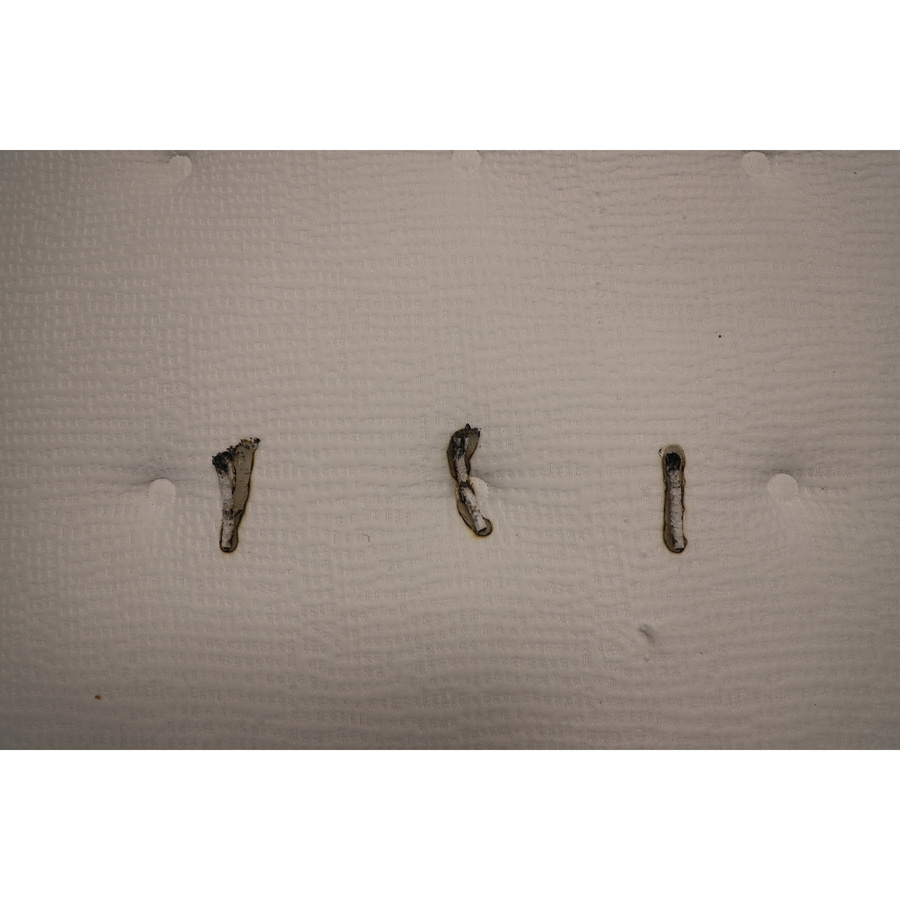 AM.PM (La Redoute) Matelas 1 362 ressorts ensachés ferme - Test d'inflammabilité : trois cigarettes sont allumées et placées sur le matelas