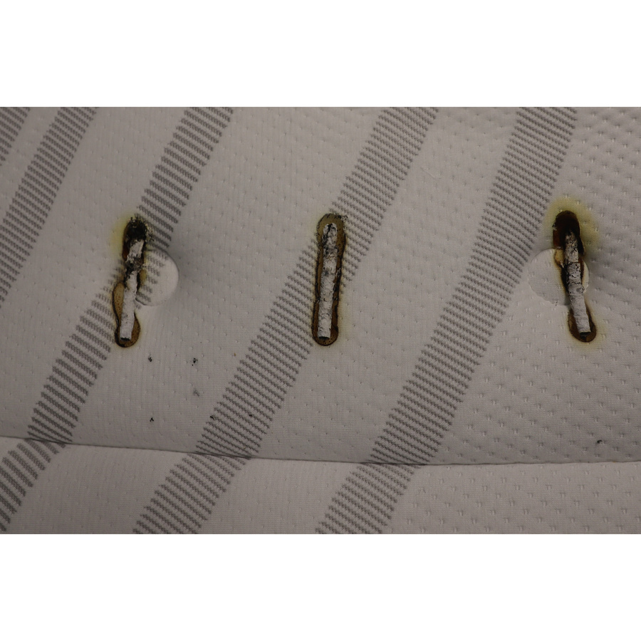 Bellecour literie Privilège - Test d'inflammabilité : trois cigarettes sont allumées et placées sur le matelas