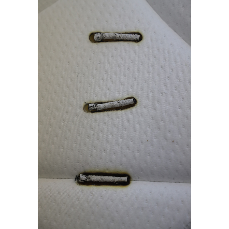 Bultex Totem - Test d'inflammabilité : trois cigarettes sont allumées et placées sur le matelas