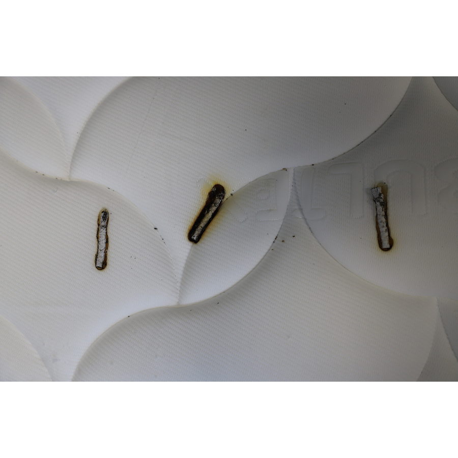 Bultex Universal - Test d'inflammabilité : trois cigarettes sont allumées et placées sur le matelas