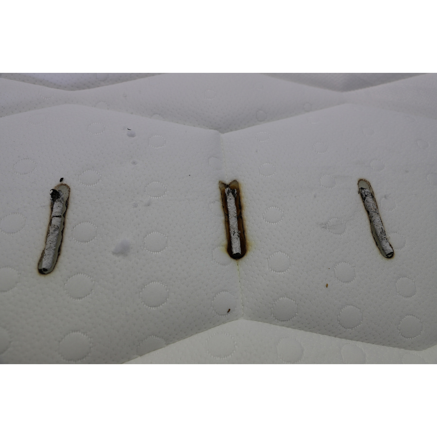 Dreaméa (But) Hévéa - Test d'inflammabilité : trois cigarettes sont allumées et placées sur le matelas