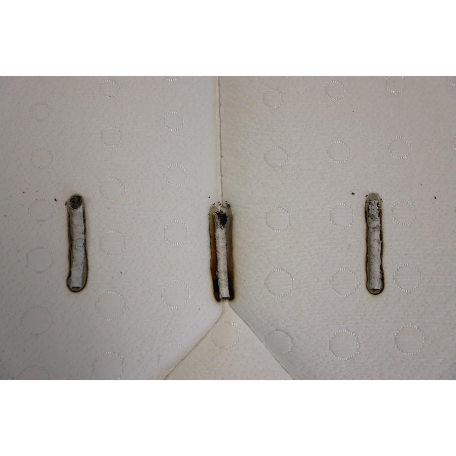 Dreaméa (But) Séquoia - Test d'inflammabilité : trois cigarettes sont allumées et placées sur le matelas