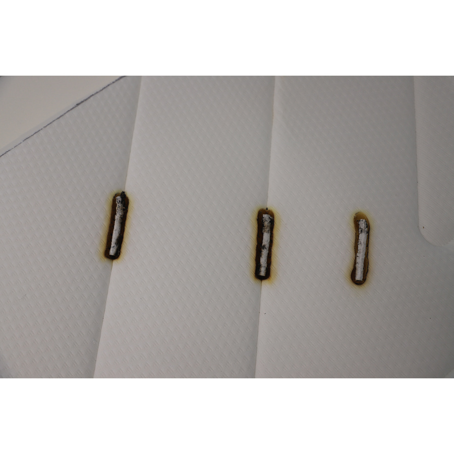 DreamTech (La Compagnie du Lit) Guépard - Test d'inflammabilité : trois cigarettes sont allumées et placées sur le matelas