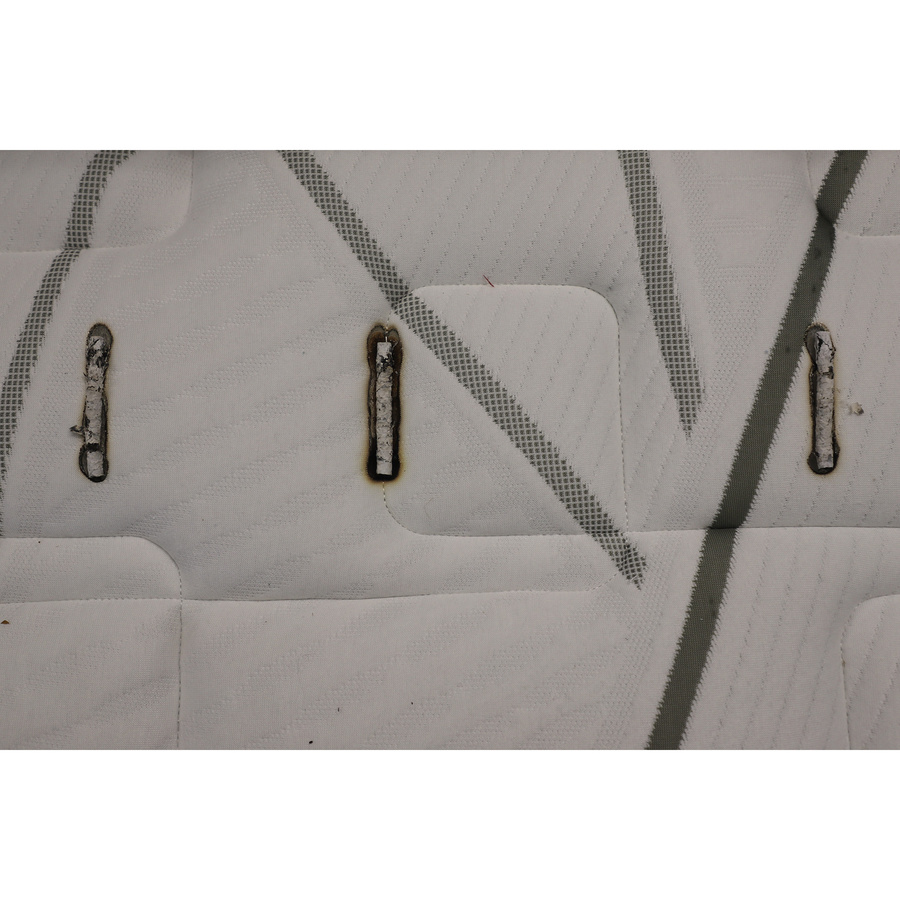 Dunlopillo Romance - Test d'inflammabilité : trois cigarettes sont allumées et placées sur le matelas