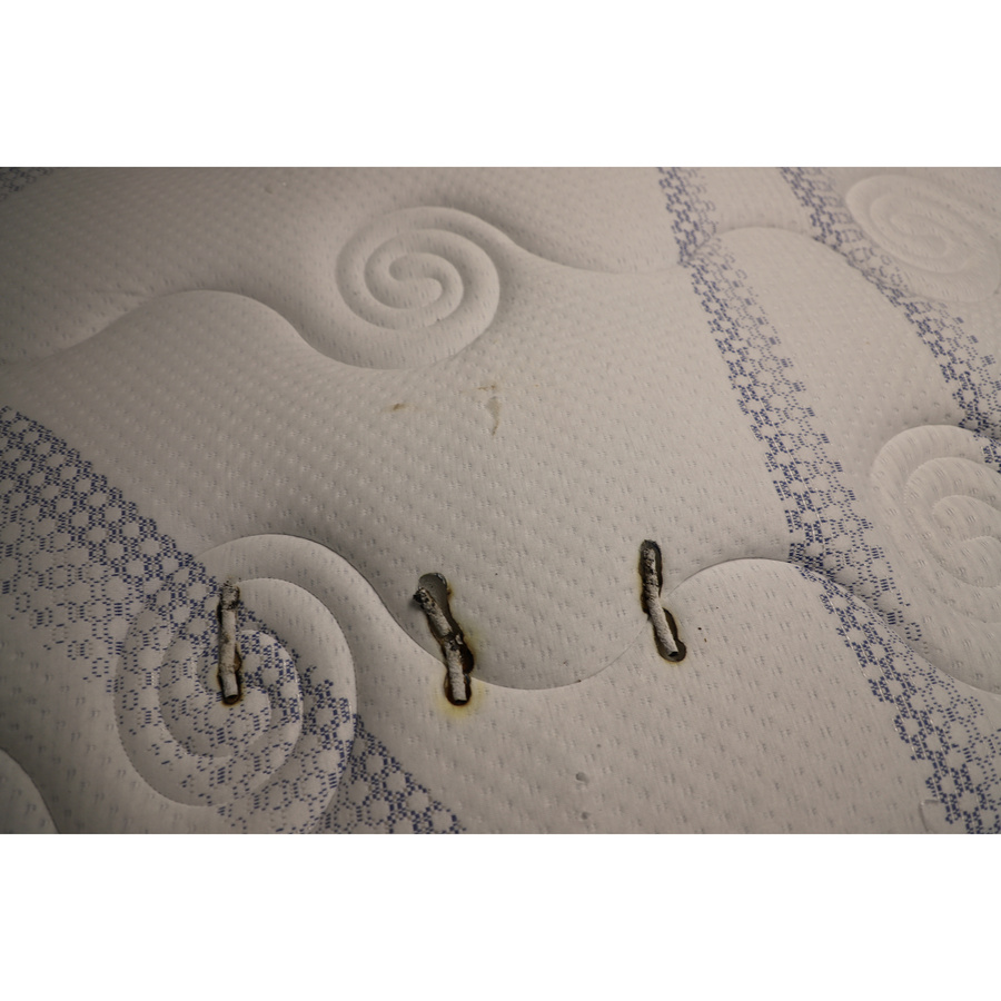 Dunlopillo Yoko - Test d'inflammabilité : trois cigarettes sont allumées et placées sur le matelas