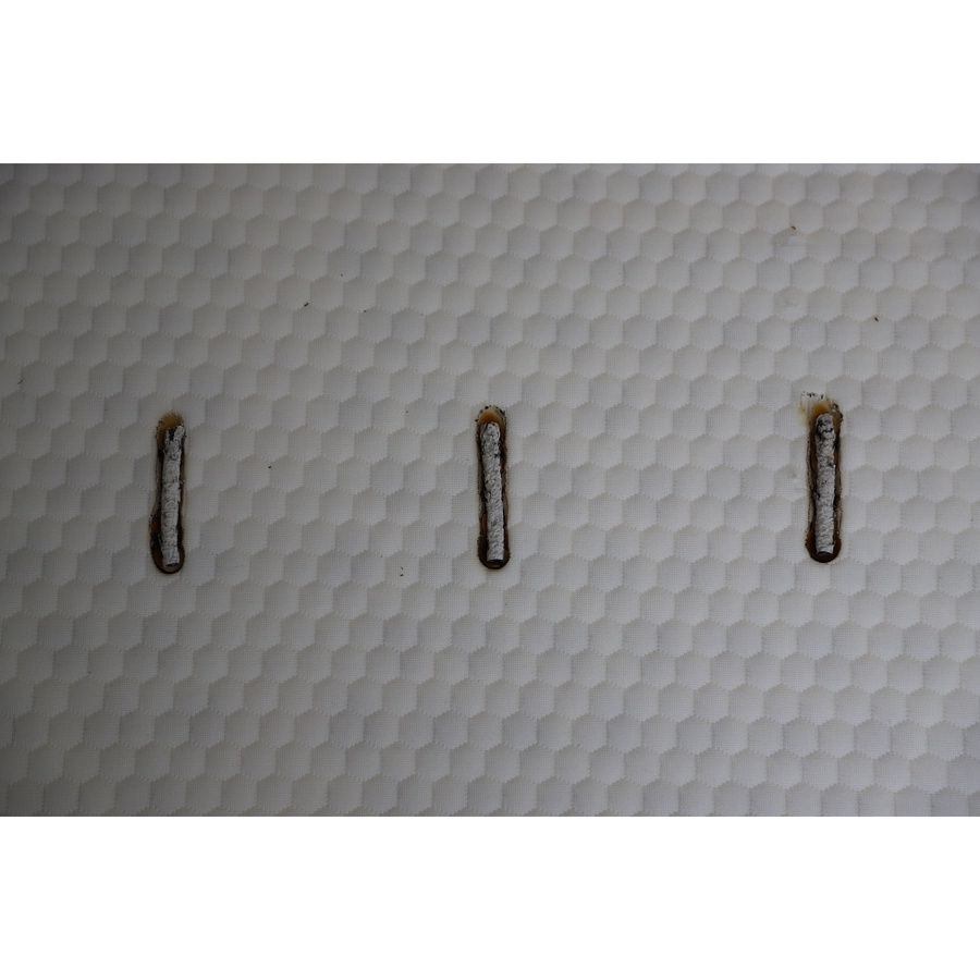 Écomatelas L'idéal - Test d'inflammabilité : trois cigarettes sont allumées et placées sur le matelas