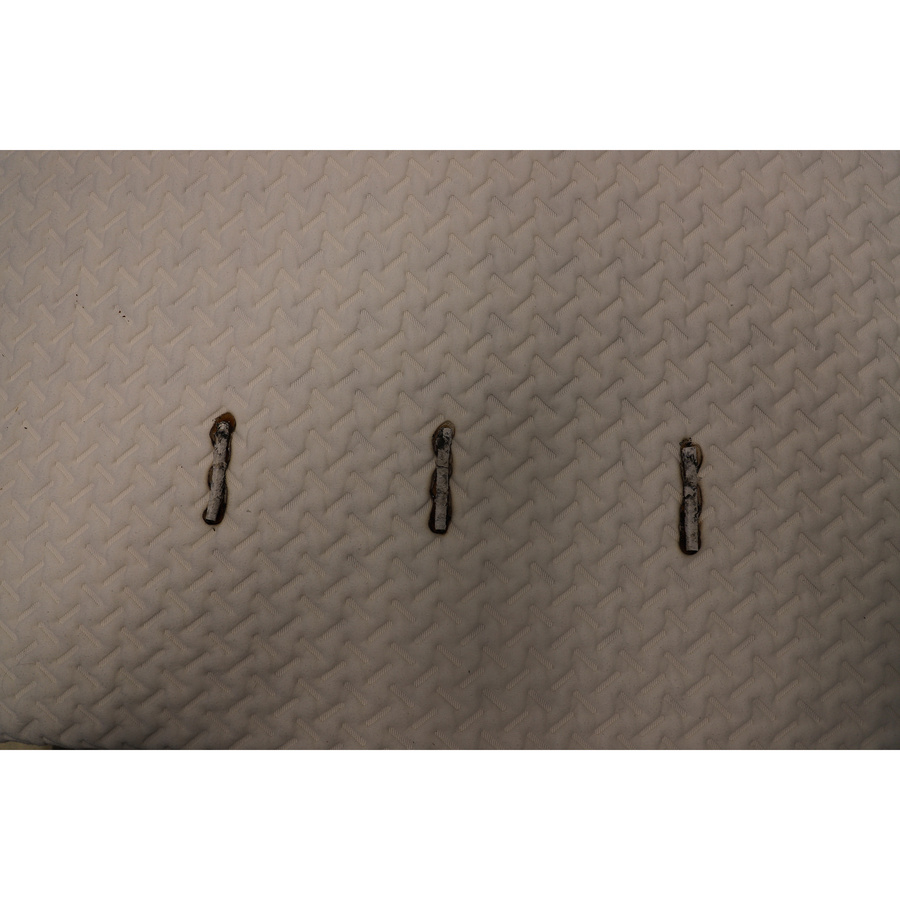 Écomatelas Le Petit Nuage - Test d'inflammabilité : trois cigarettes sont allumées et placées sur le matelas