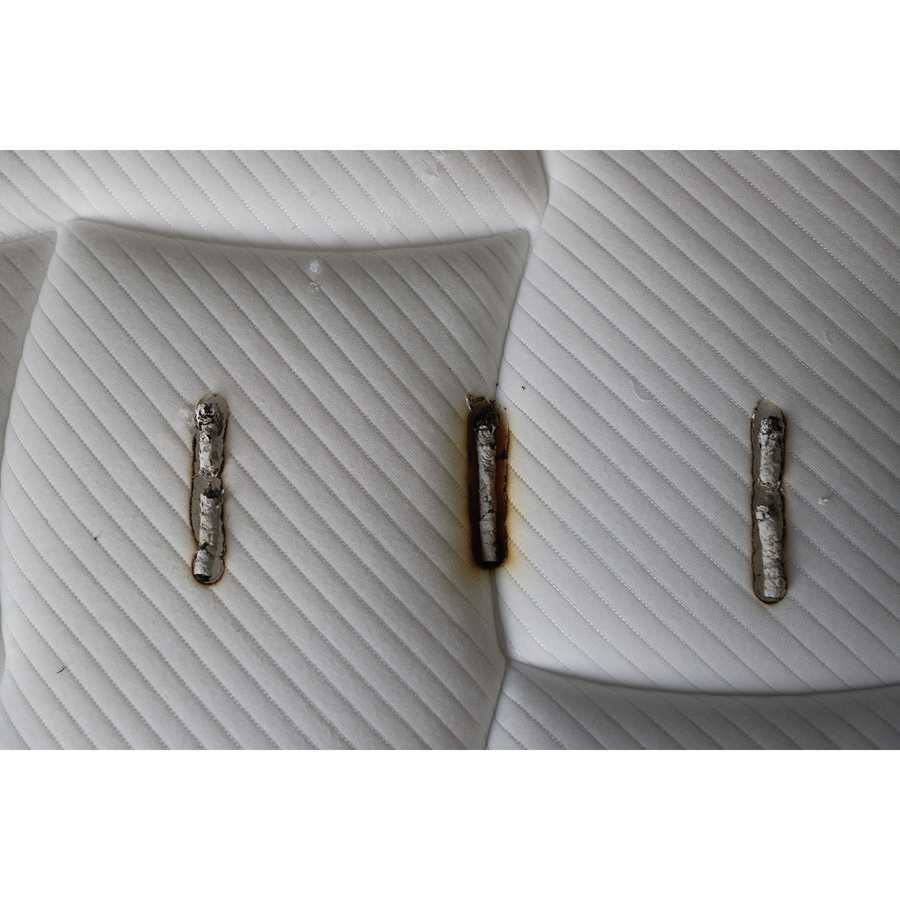 Epeda Allure Mystérieux - Test d'inflammabilité : trois cigarettes sont allumées et placées sur le matelas