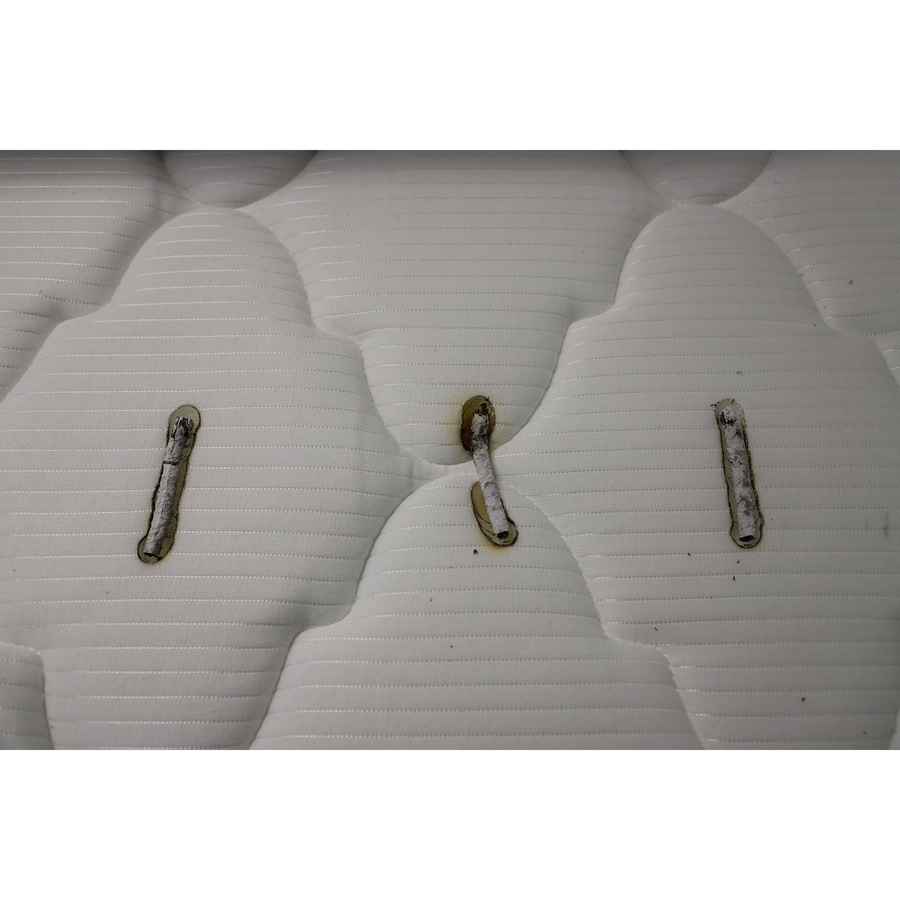 Epeda Esquisse - Test d'inflammabilité : trois cigarettes sont allumées et placées sur le matelas