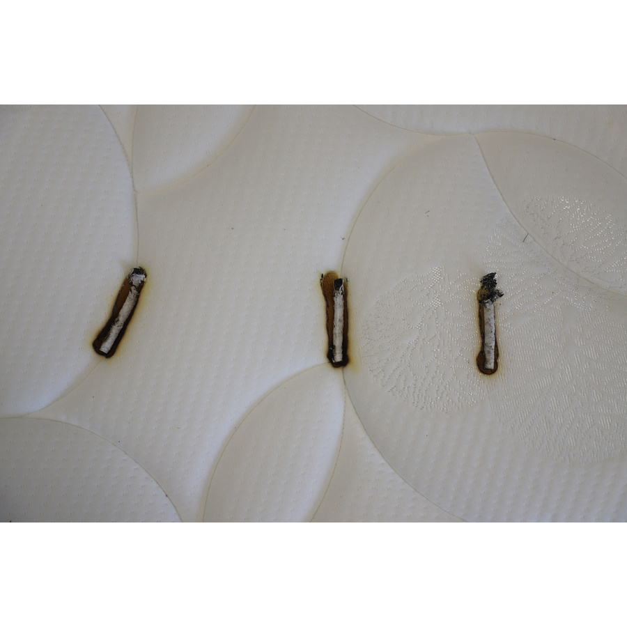 Epeda Muse 3 - Test d'inflammabilité : trois cigarettes sont allumées et placées sur le matelas