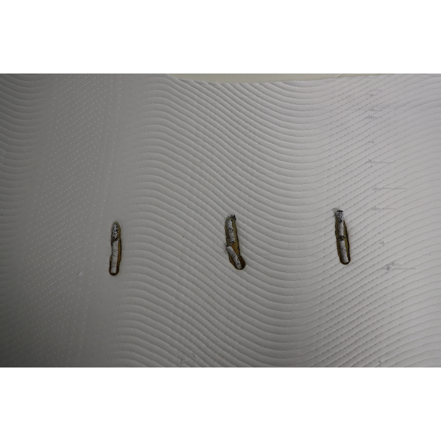 Hypnia Hybride Essential - Test d'inflammabilité : trois cigarettes sont allumées et placées sur le matelas