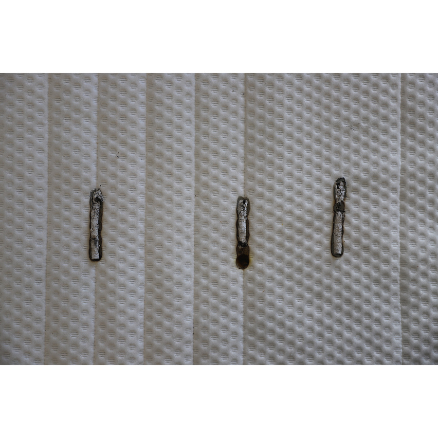 Ikea Ånneland mi-ferme 804.817.07 - Test d'inflammabilité : trois cigarettes sont allumées et placées sur le matelas