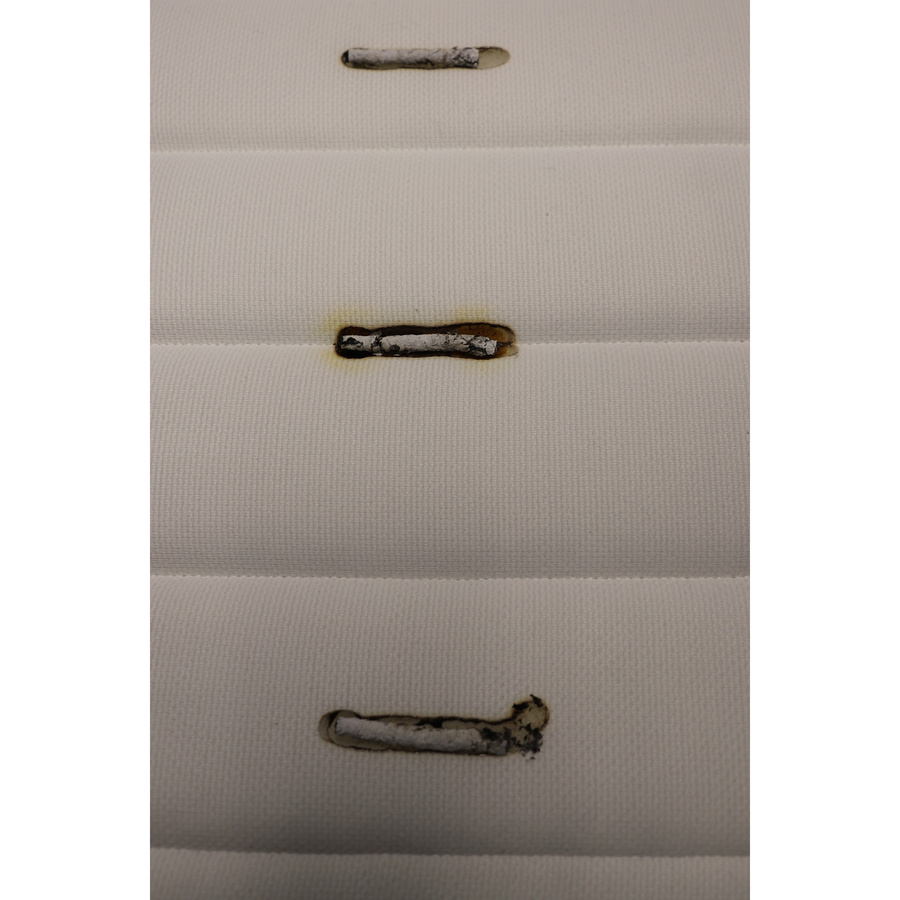 Ikea Valevåg mi-ferme 605.317.13  - Test d'inflammabilité : trois cigarettes sont allumées et placées sur le matelas