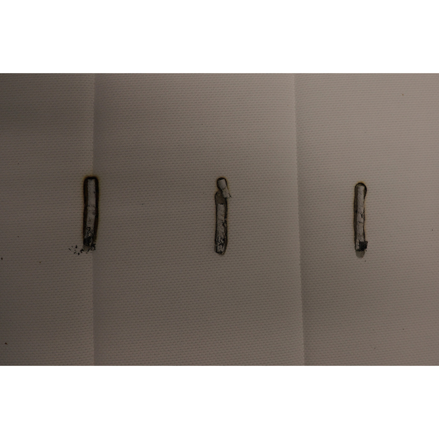 Ikea Vesteröy mi-ferme 105.375.24 - Test d'inflammabilité : trois cigarettes sont allumées et placées sur le matelas