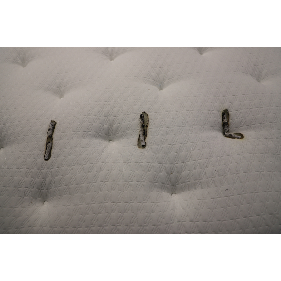 Il était une nuit (Conforama) Beryl matelas ressorts - Test d'inflammabilité : trois cigarettes sont allumées et placées sur le matelas