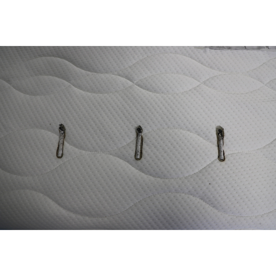 Jysk Stria plus ferme - Test d'inflammabilité : trois cigarettes sont allumées et placées sur le matelas