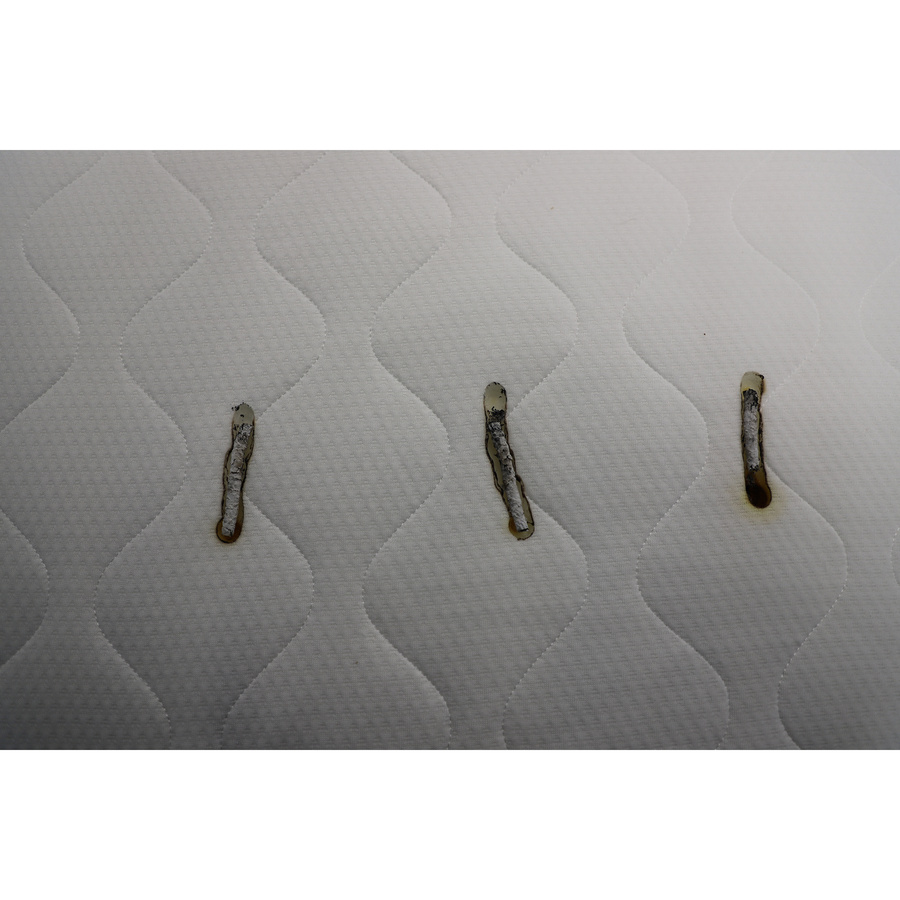 Livarno (Lidl) Matelas confort 7 zones H3 - Test d'inflammabilité : trois cigarettes sont allumées et placées sur le matelas